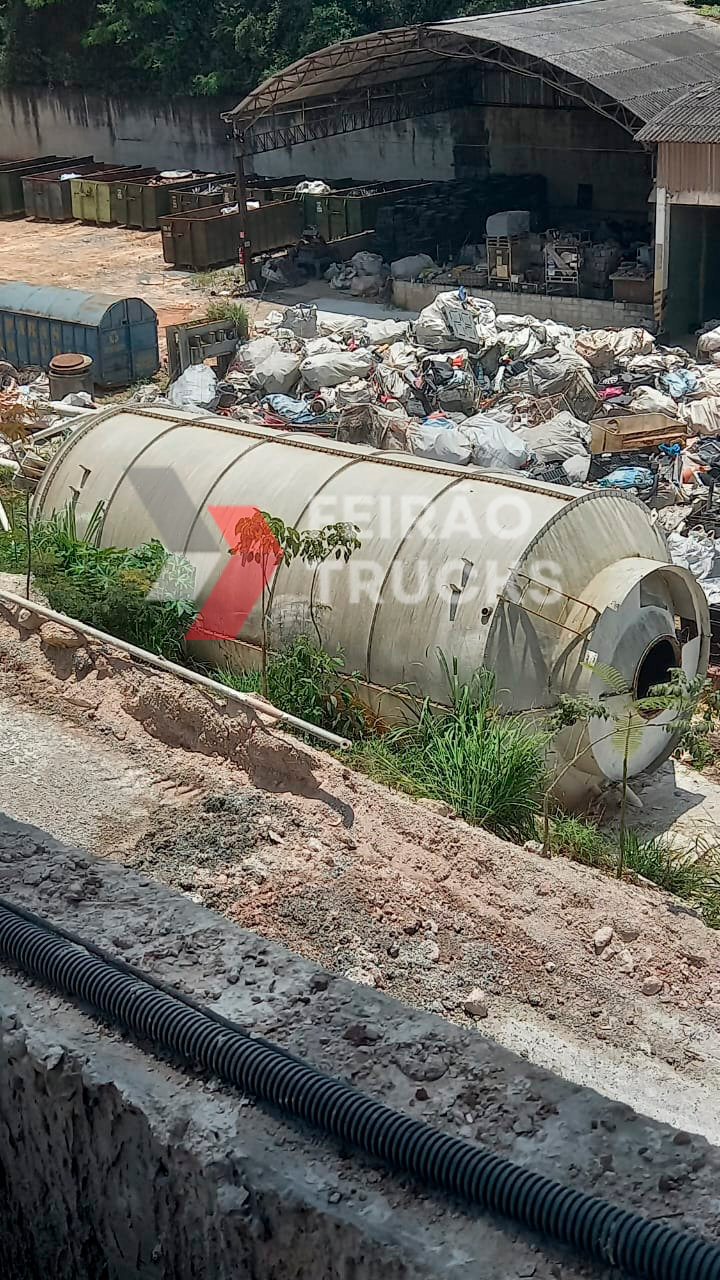 Silo para cimento de 100 toneladas com pe elevado .