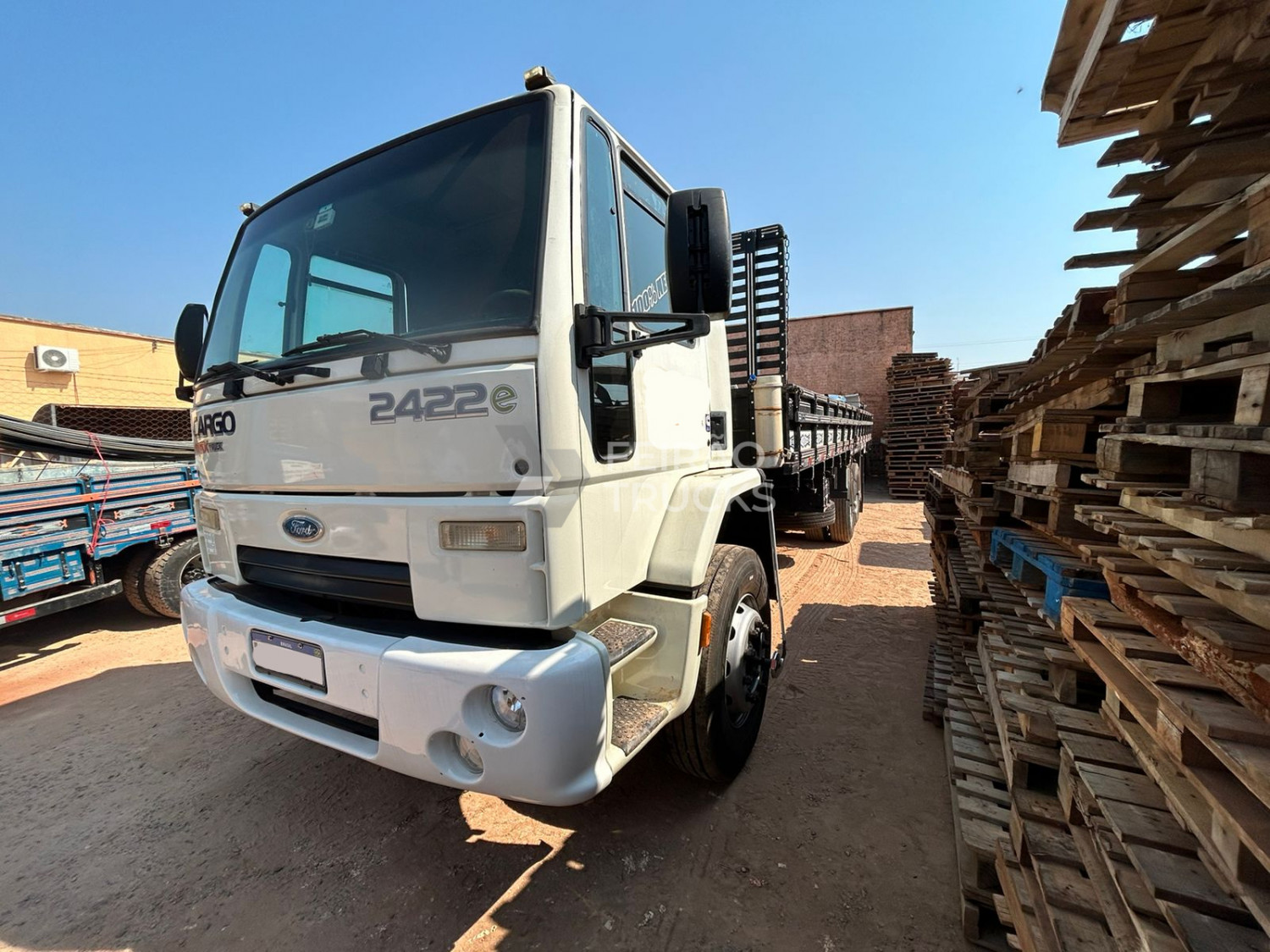 Caminhão Ford Cargo 2422e Truck Ano 2011 Carroceria 8M de Madeira