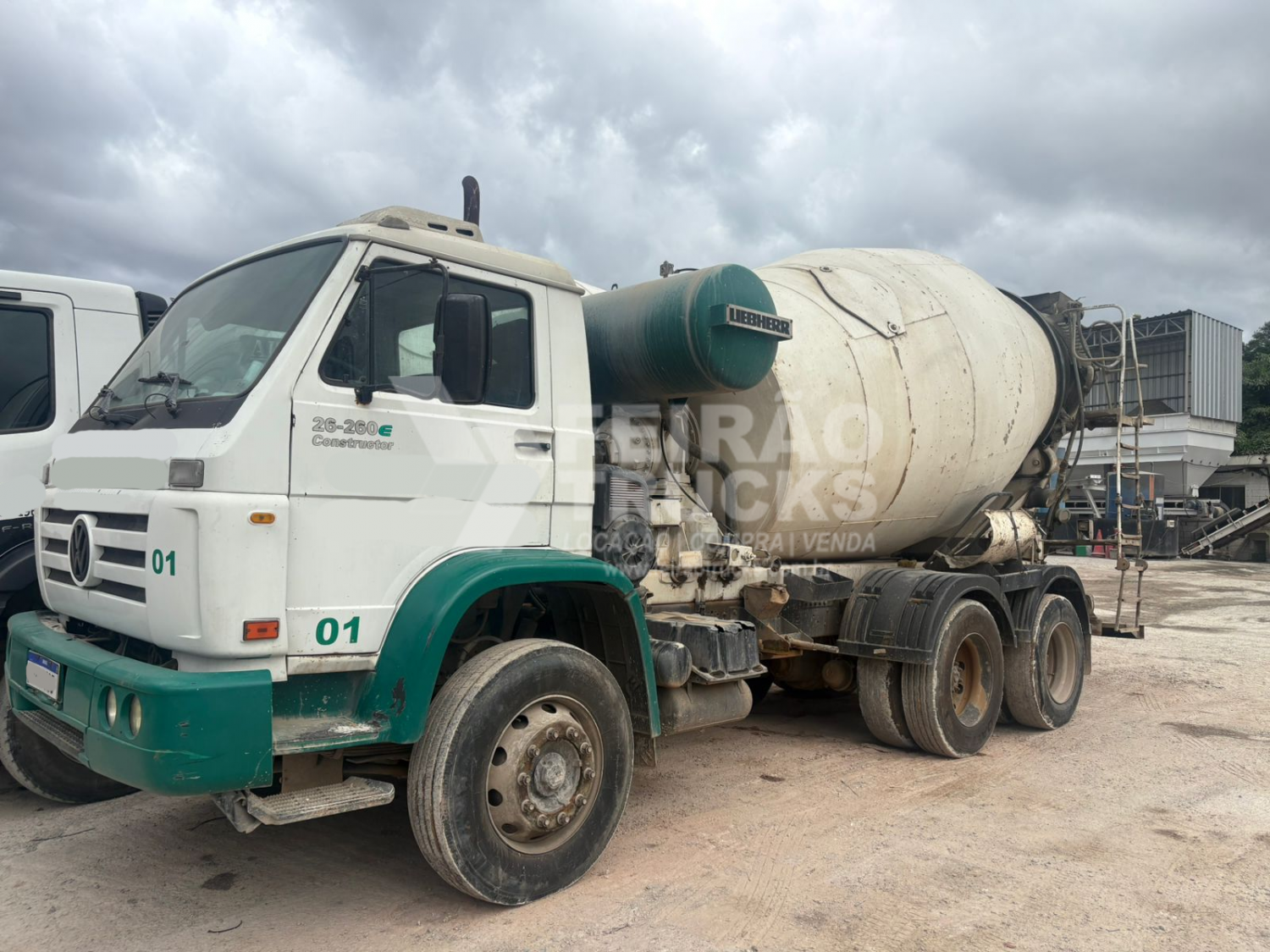 Caminhão Betoneira Volkswagen 26.260 - Balão Liebherr 8 M - Ano 2011